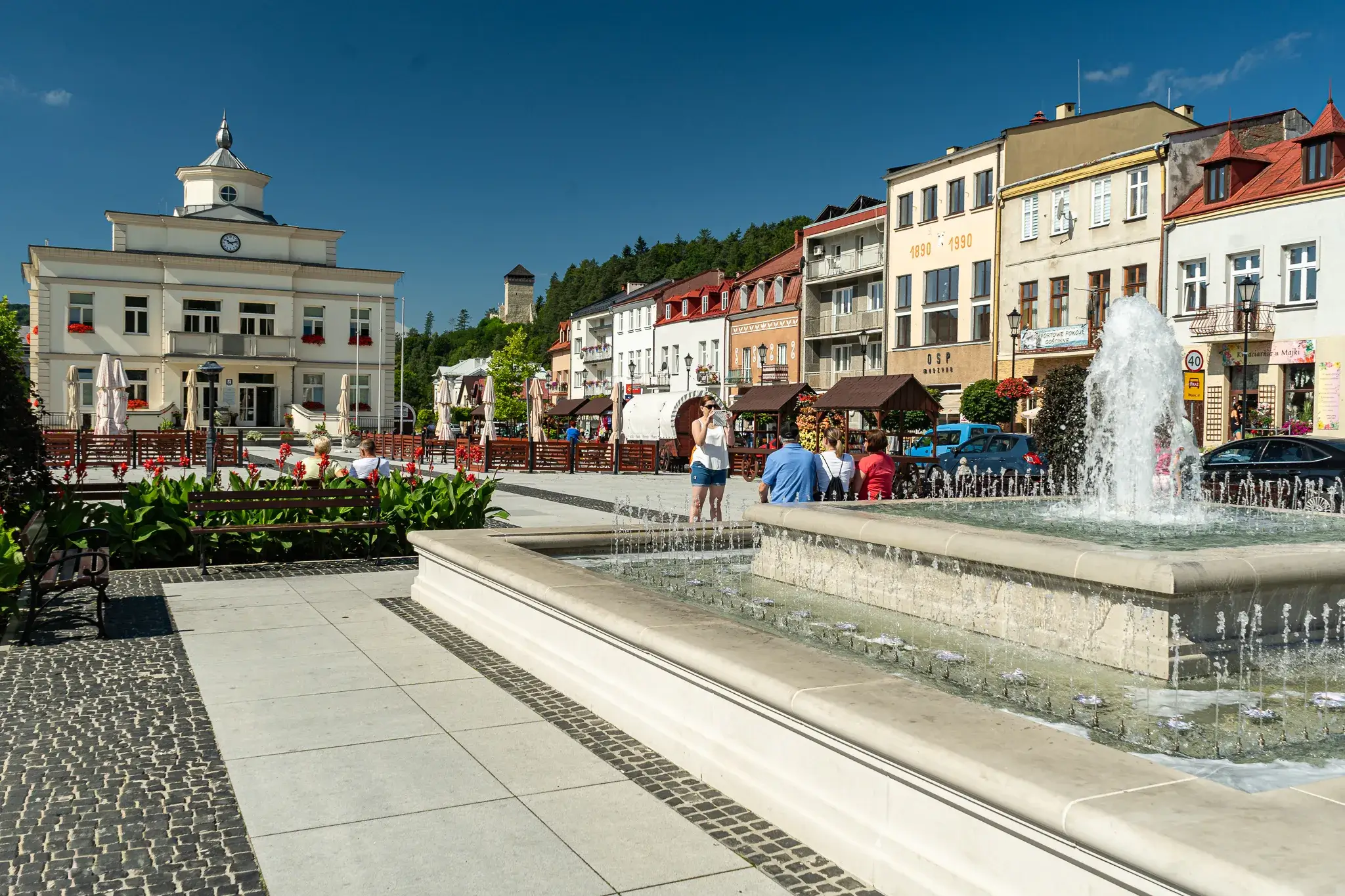 Muszyna rynek panorama z fontanna i kamienicami